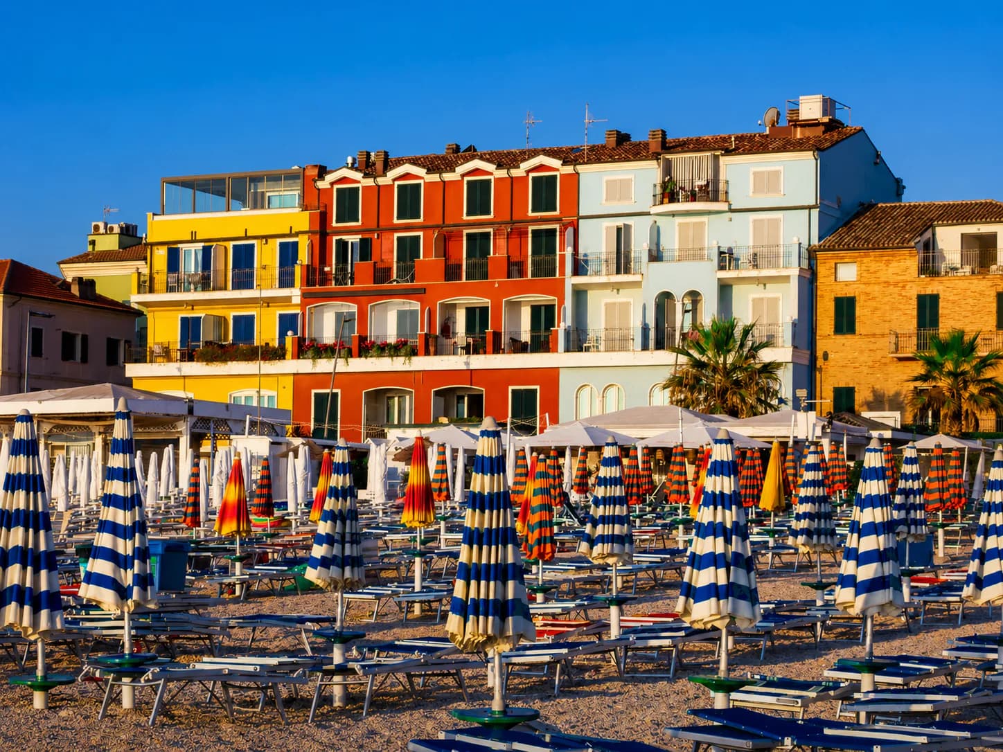 Edifici colorati sul lungomare di Porto Recanati
